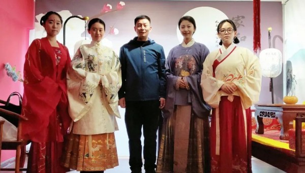 在春意盎然的3月，迎來了第113個(gè)“三八”國(guó)際勞動(dòng)?jì)D女節(jié)，為深入學(xué)習(xí)宣傳貫徹黨的二十大精神，進(jìn)一步加強(qiáng)對(duì)廣大女職工的思想政治引領(lǐng)，激勵(lì)廣大女職工奮進(jìn)新征程，建功新時(shí)代，鼓勵(lì)女職工在閱讀中獲取知識(shí)、增長(zhǎng)